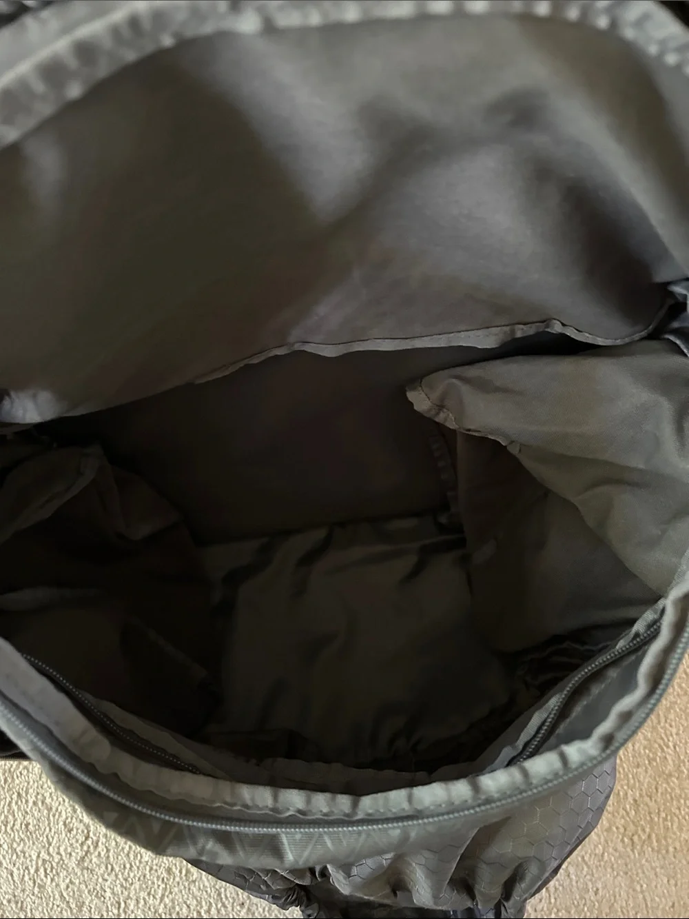 Point3 basketball bag.  Grey